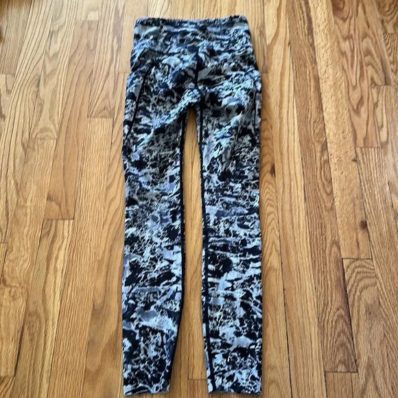 Lululemon sz 2 Fast & Free 7/8 Tight II Nulux 25"
Interlaced Starlight Black EUC - Picture 5 of 12